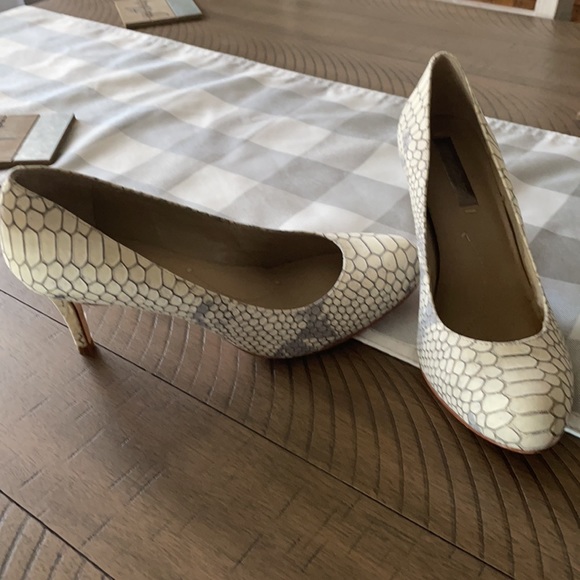 BCBGMAXAZRIA Snake Pattern Gray White Cream Pumps - Picture 7 of 13